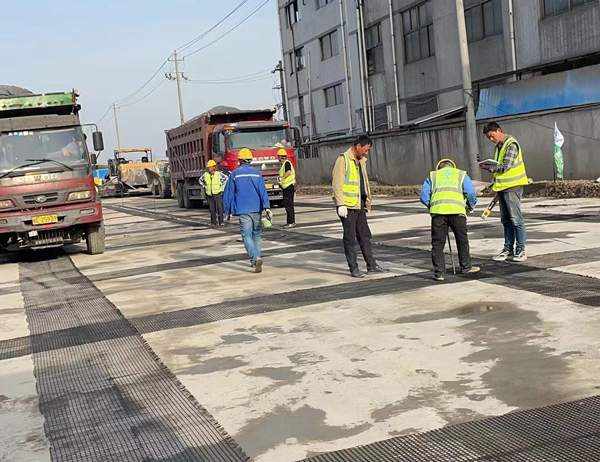 宜昌老材料的新故事:玻璃纤维土工格栅如何在‘白改黑’浪潮中重获新生?